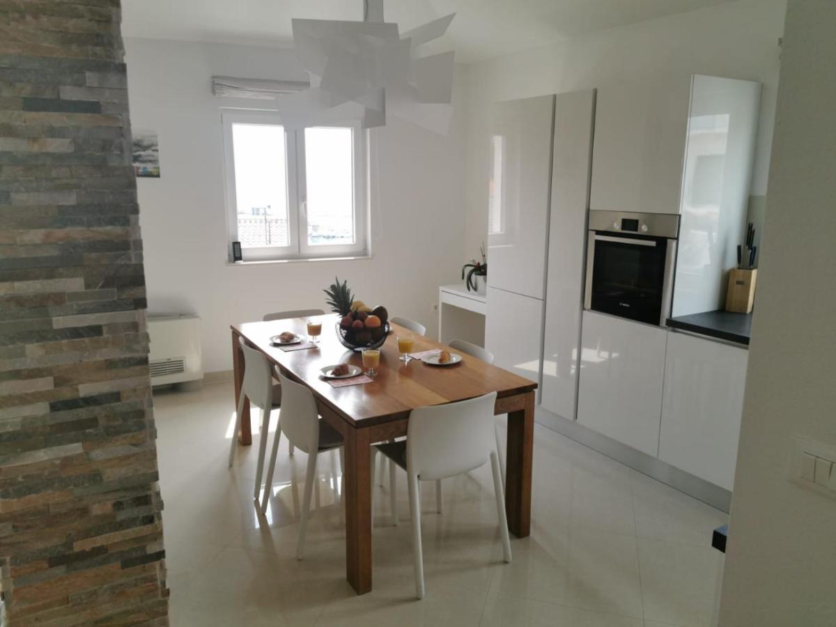 Apartments Dvor - Ap1, Ap2, Ap3 Baska Voda Bagian luar foto
