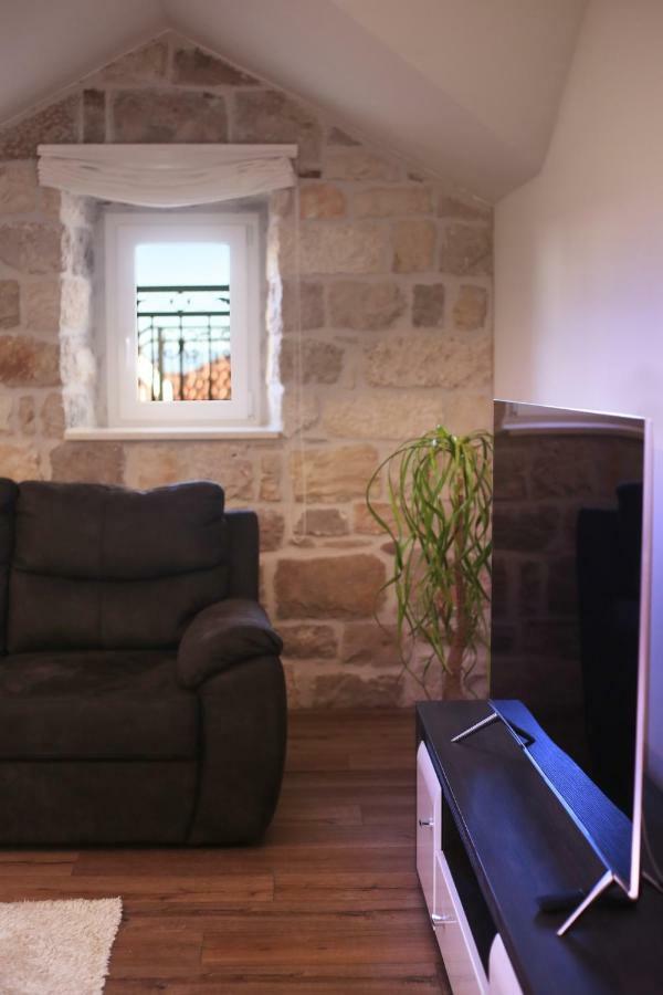 Apartments Dvor - Ap1, Ap2, Ap3 Baska Voda Bagian luar foto