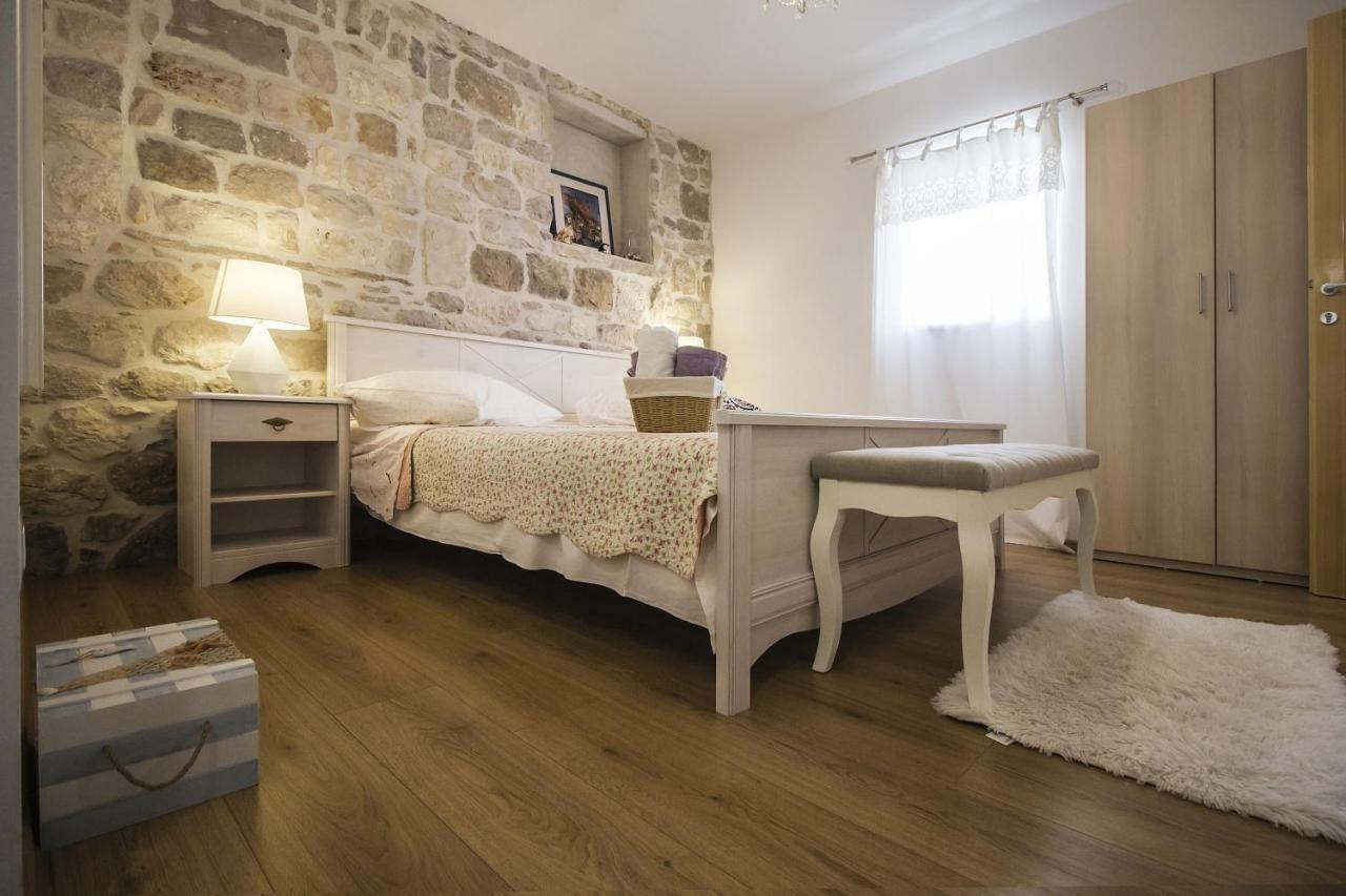 Apartments Dvor - Ap1, Ap2, Ap3 Baska Voda Bagian luar foto