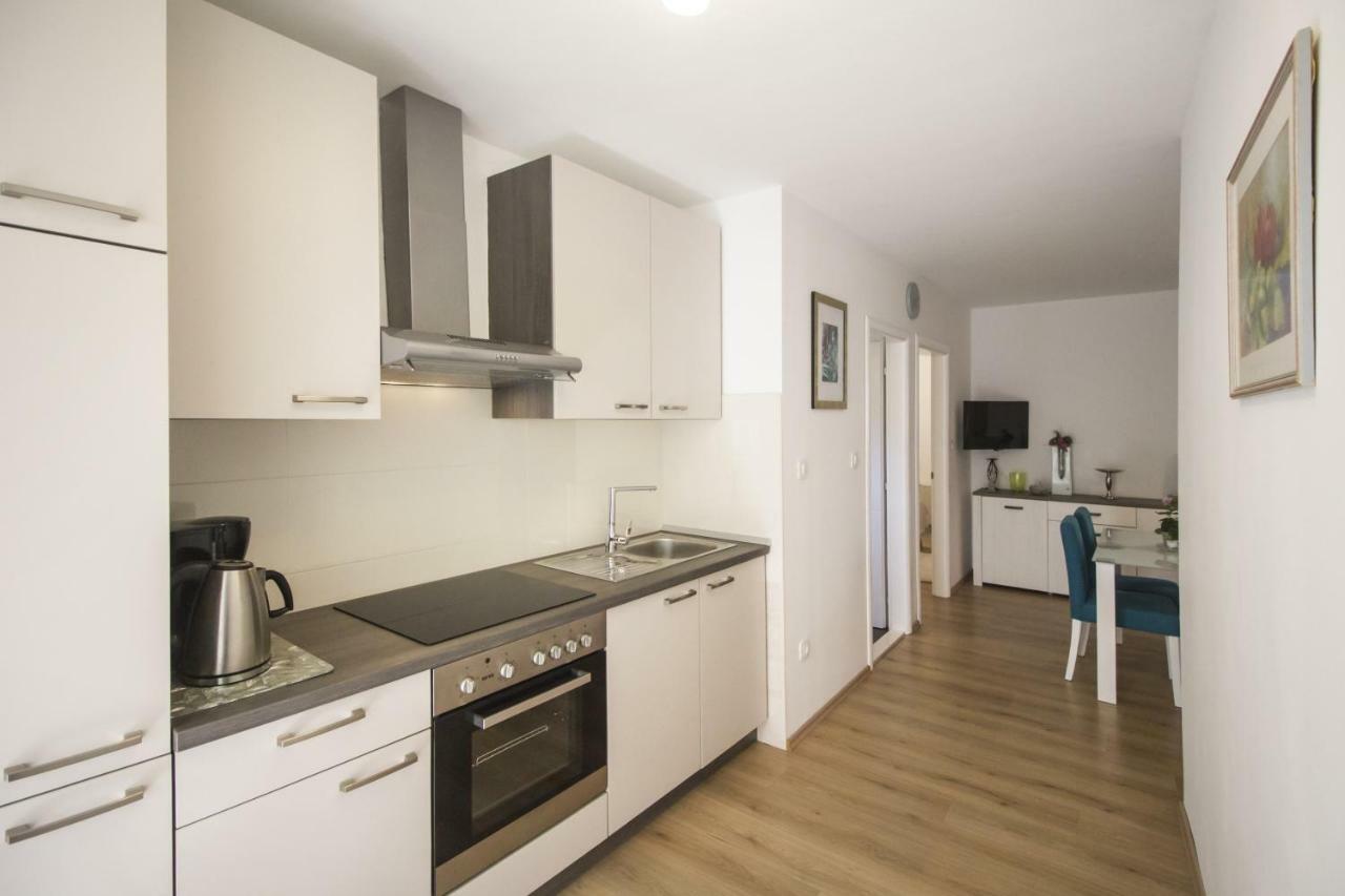 Apartments Dvor - Ap1, Ap2, Ap3 Baska Voda Bagian luar foto