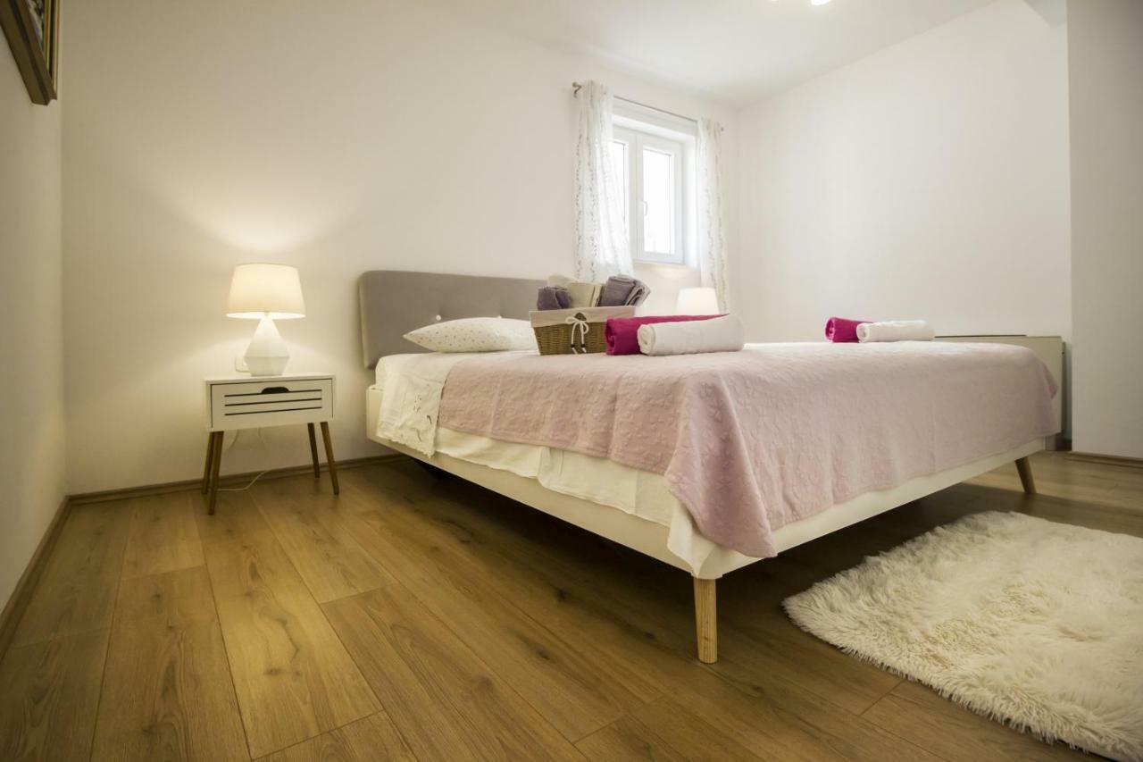 Apartments Dvor - Ap1, Ap2, Ap3 Baska Voda Bagian luar foto